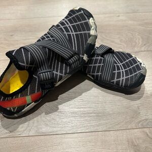 Unisex water shoes